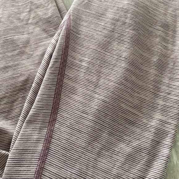 Lululemon light purple EUC women’s size 2 stripe - Picture 2 of 5